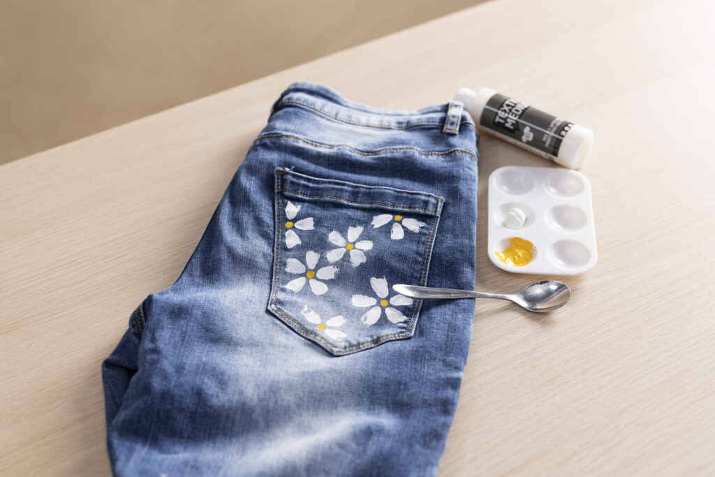 Upcycling: Måla blommor på dina gamla jeans.