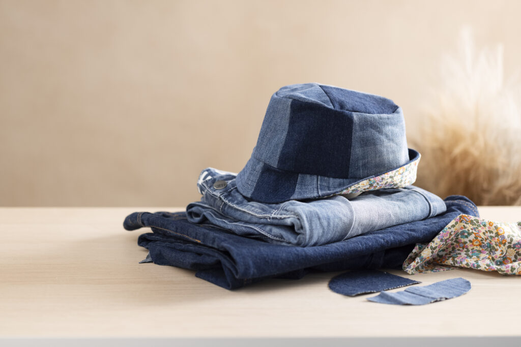 Upcycling: Släng inte de gamla jeansen, sy om dem till en snygg hatt. 