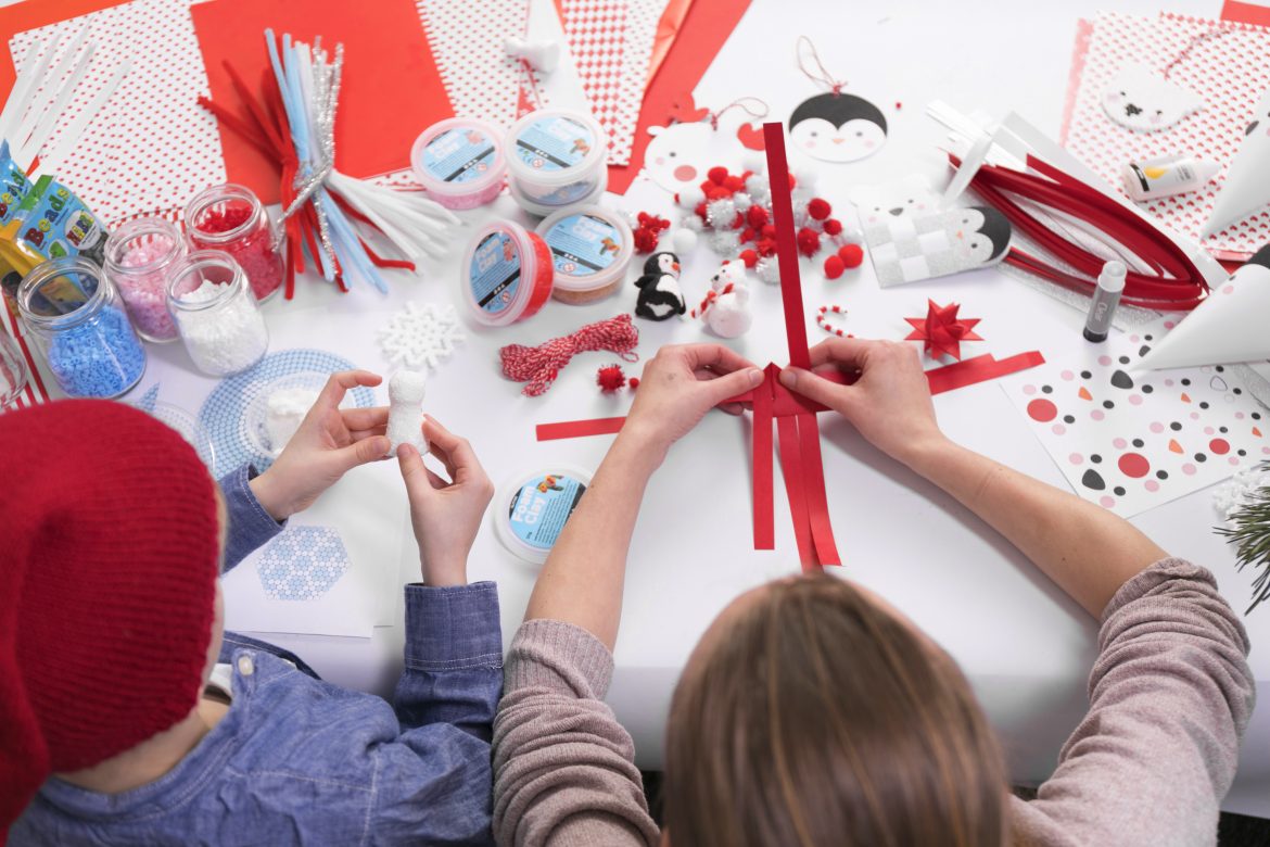Kreativa idéer till mysiga julpyssel som samlar hela familjen