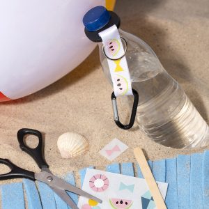 Sjov og kreativ ferie med børn - dekoration af flaskeholder med rub on stickers