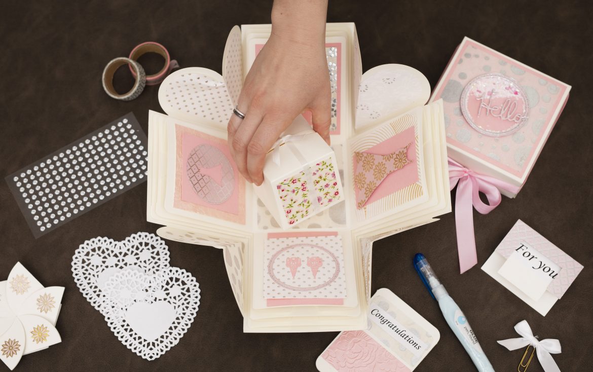 Ge en överraskande present med en explosion box